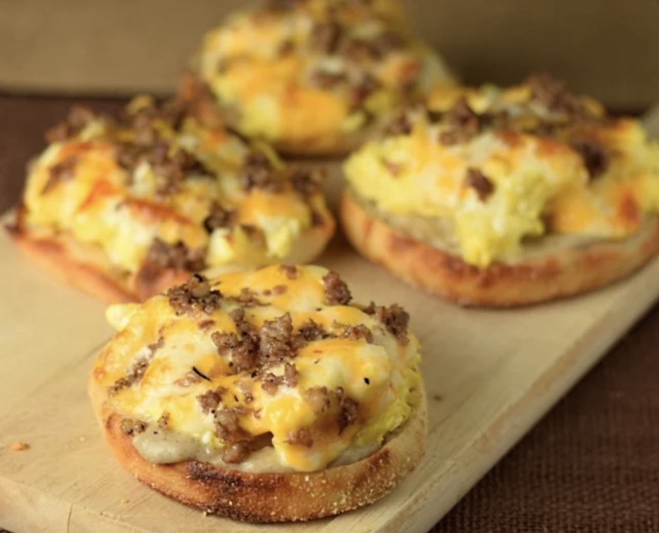 English Muffin Breakfast Pizzas - Faxo