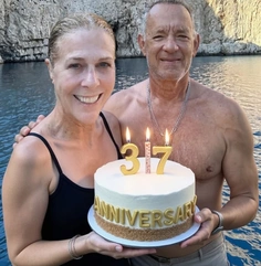 Happy 37th Wedding Anniversary to Tom Hanks and Rita Wilson 💖💍🥂💐 This is how they build love in their life:…💕