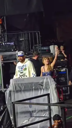Travis Gives Taylor A Head Kiss 😘